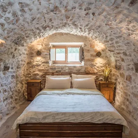 Karyoupolis Lounge Cave House