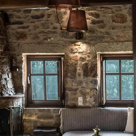 Karyoupolis Lounge Cave House