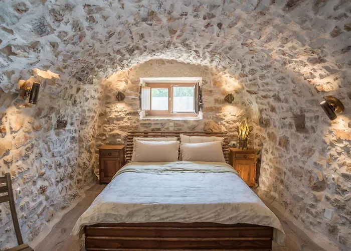 Karyoupolis Lounge Cave House