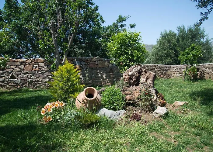 Karyoupolis Lounge Cave House